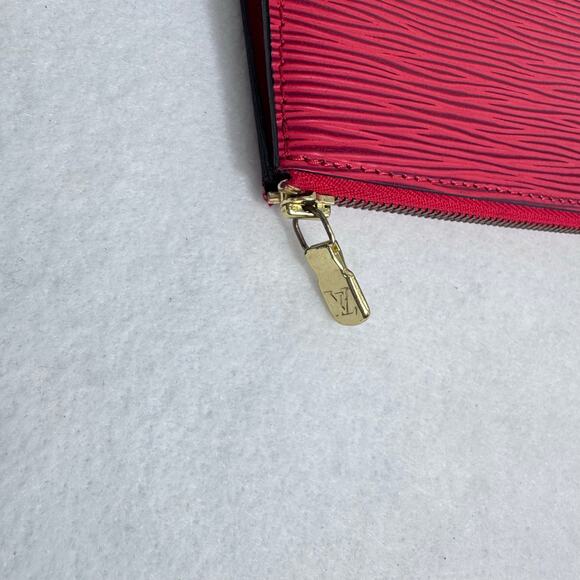 Louis Vuitton Epi Pochette Accessoires 24
Red wristlet gold hardware. - Picture 9 of 15
